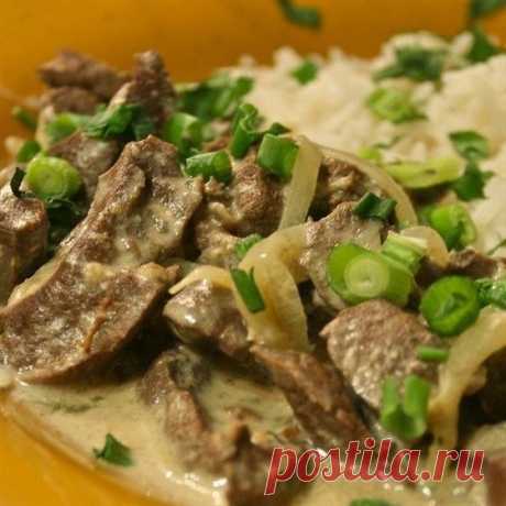 Печень в сырном соусе: вкуснейший диетический рецепт приготовления! 
 
Итого на 100 грамм 137 ккал 
Б/Ж/У 17.3 / 5 / 5.6 
 
Ингредиенты: 
Печень говяжья 0,5 кг 
Сыр 150 г 
Репчатый лук 1 штука 
Морковь 1 штука 
Мука овсяная 1 столовая ложка 
Зелень 30 г
Специи по вкусу 
 
Приготовление: 
1. Лук очистить и мелко нарезать, морковь натереть на мелкой терке. 
2 Печень аккуратно промыть, удалить лишние пленки и нарезать на небольшие продольные кусочки. 
3 Лук, морковь и печенку...