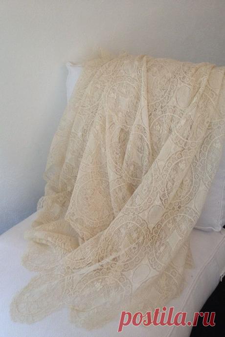 Vintage Linen and Lace Table Cloth