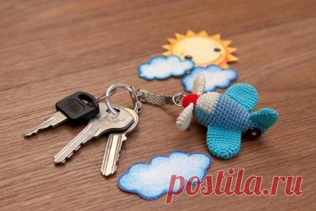 Брелок самолетик.

#поделка #самолет #вязание #крючок #брелок #игрушка #амигуруми #креатив #мастер_класс #хендмейд #дизайн #идея #рукоделие #творчество