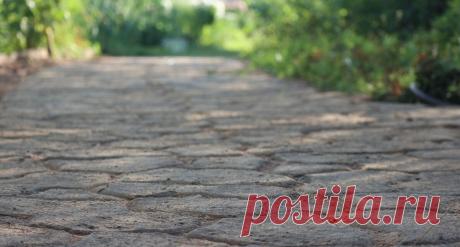 По совету в какой-то статье добавил в бетонный раствор моющее средство. Что же в итоге получилось
Бетонные работы — вещь интересная. Тяжелая, грязная, но зато сколько таинств в себе несет — не перечесть. Одно из таких таинств — повышение пластичности приготовленного раствора. Что важно, когда идет «фигуристая» заливка. Например, как в моем случае, заливка форм садовой дорожки, которую я сделал...
Читай дальше на сайте. Жми подробнее ➡