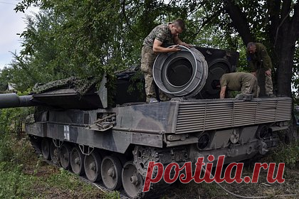 Главком ВСУ признал уничтожение танков Leopard. Главнокомандующий Вооруженными силами Украины Валерий Залужный признал уничтожение западных танков Leopard. По его словам, Киев получил танки не для того, чтобы они ездили на парадах и не для фотосессий политиков. «Они приехали сюда на войну. А Leopard на поле боя — это не Leopard, а мишень», — заявил Залужный.