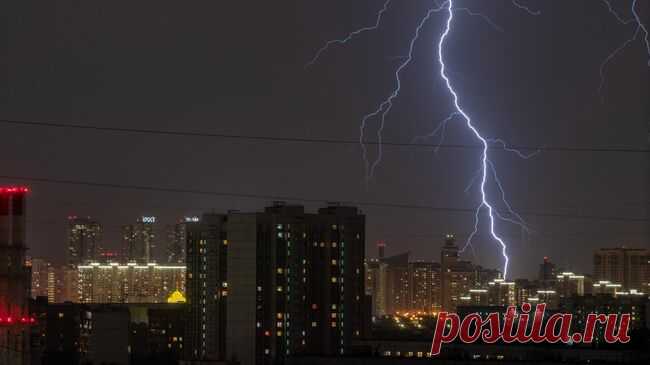 Москвичей предупредили о грозе и сильном ветре в среду