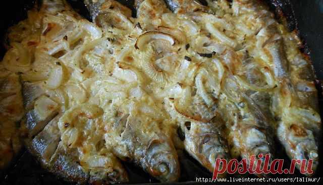 Запечённые караси с луком.