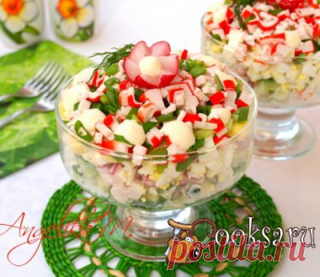 Слоёный салат с крабовыми палочками, рисом и редисом #салат #кулинария #праздник #новыйгод #вкусно #рецепты Хочу предложить вам вкусный и сытный слоёный салат. Сытный он за счёт риса и яиц, а свежесть ему придают свежие огурцы и редис. Такой замечательный салат можно подать просто на завтрак или ужин, а также и для праздничного стола. Крабовые палочки — 100 г; Редис — 100 г; Яйца — 2 шт; Рис — 50 г; Морковь — 1 шт; Огурец — 1 шт; Лук зелёный — 2 шт; Соль, майонез (по вкусу) ;