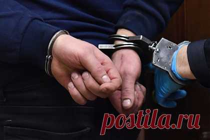 Вооруженного ножами россиянина в женском платье задержали в храме. В Измайлове в храме Казанской Песчанской иконы Божией Матери охрана задержала бородатого мужчину в розовом женском платье и с ножами в руках. Инцидент произошел вечером 10 января. Вооруженный мужчина зашел в храм, однако напасть ни на кого не успел: его обезвредил охранник.