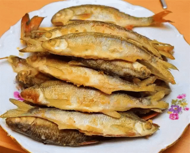 Простой и вкусный рецепт мойвы в духовке
Продукты: пол килограмма мойвы, соль и черный молотый перец, плюс мука. Растительное масло не понадобится, ведь жарить рыбку мы будем не в сковородке, а на противне.
Рыбу моем и даем ей полностью оттаять. Просушиваем ее. Смешиваем муку с перцем молотым и солью. Противень для удобства можно выстлать фольгой или пергаментной бумагой. Каждую рыбку обваливаем в смеси (мука + перец + соль). Выкладываем на противень рыбки плотно. Сверху ничем ни посыпать, ни