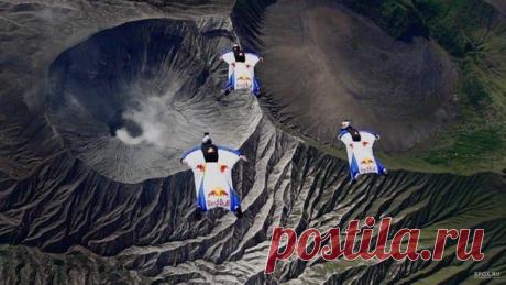 Трое участников команды Red Bull Skydive провернули сумасшедший трюк, пролетев в вингсьютах над действующим вулканом Бромо в Индонезии. / Экстремальный досуг