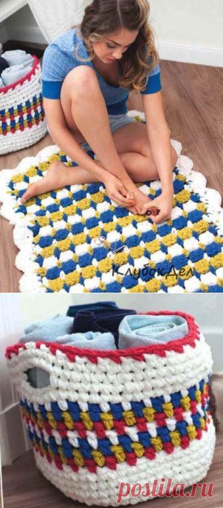 Уют в ванной: коврик и корзина