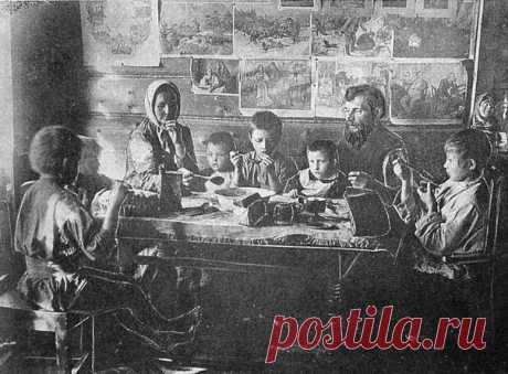 Лад 
СЕМЬЯ. 

Бобыль, бродяга, шатун, вообще человек без семьи считался обиженным судьбою и богом. Иметь семью и детей было так же необходимо, так же естественно, как необходимо и естественно было трудиться. 
Семья скреплялась наибольшим нравственным авторитетом. Таким авторитетом обычно пользовался традиционный глава семьи. Но сочетание традиционного главенства и нравственного авторитета вовсе не обязательно. Иногда таким авторитетом был наделен или дед, или один из сынов...