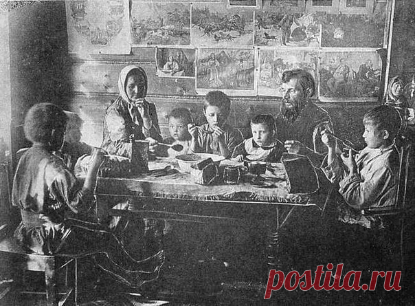 Лад 
СЕМЬЯ. 

Бобыль, бродяга, шатун, вообще человек без семьи считался обиженным судьбою и богом. Иметь семью и детей было так же необходимо, так же естественно, как необходимо и естественно было трудиться. 
Семья скреплялась наибольшим нравственным авторитетом. Таким авторитетом обычно пользовался традиционный глава семьи. Но сочетание традиционного главенства и нравственного авторитета вовсе не обязательно. Иногда таким авторитетом был наделен или дед, или один из сынов...