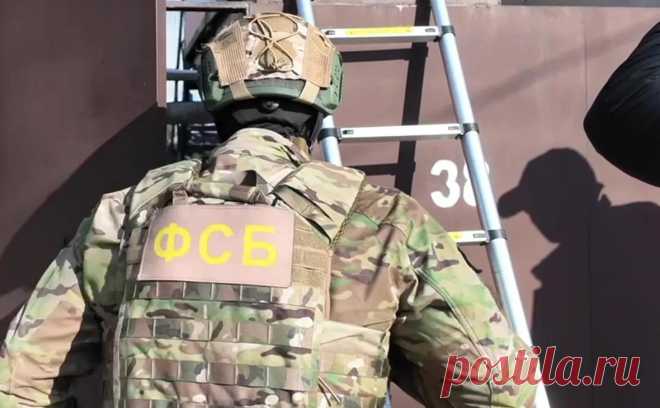 ФСБ сообщила о попытке ввезти в Россию взрывчатку в иконах. На границе с Латвией в партии икон и церковной утвари, следовавшей с Украины, нашли 27 взрывных устройств, 70 кг взрывчатки и детонаторы, сообщила ФСБ. Задержан один причастный к этому, возбуждено уголовное дело