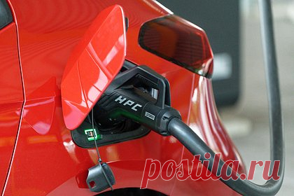 В России собрались продлить льготы владельцам электромобилей. Минэкономразвития, Минтранс и «Автодор» обсуждают возможность продления проводившегося в России с 1 марта по 31 декабря 2023 года эксперимента по бесплатному проезду электромобилей по платным трассам, узнали журналисты. Чаще всего ими пользовались владельцы Tesla и других машин зарубежного производства.