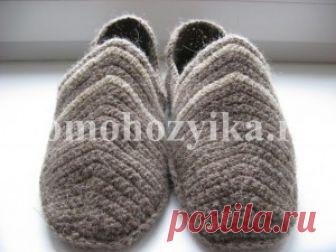 Мужские домашние тапочки-мокасины. Вязание крючком   
 Очень теплые и удобные домашние  мужские мокасины. Связанные крючком из натуральной шерсти, подошва из войлока.
 Для работы вам понадобится:
 Один клубок ниток  шерсть натуральная.
 Войлочные …