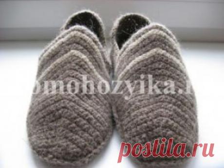 Мужские домашние тапочки-мокасины. Вязание крючком   
 Очень теплые и удобные домашние  мужские мокасины. Связанные крючком из натуральной шерсти, подошва из войлока.
 Для работы вам понадобится:
 Один клубок ниток  шерсть натуральная.
 Войлочные …