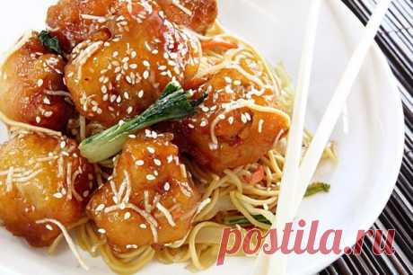 Медовая курица с овощами

Ингредиенты:
Филе куриное 500 г
Яичный белок 1 штука
Мука кукурузная 40 г
Лук репчатый 2 головки
Масло оливковое 3 столовые ложки
Перец зеленый 1 штука
Морковь 2 штуки
Мед 90 г
Зеленый горошек стручковый 100 г
Кунжутные семечки 2 столовые ложки
Специи по вкусу

Приготовление:
1. Порежьте курицу на небольшие кубики. Слегка взбейте белок и положите в него курицу. Обваляйте в кукурузной муке. Лишнее стряхните.
2. Разогрейте вок на сильном огне, добав...