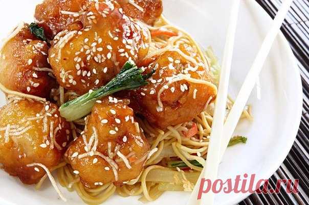 Медовая курица с овощами

Ингредиенты:
Филе куриное 500 г
Яичный белок 1 штука
Мука кукурузная 40 г
Лук репчатый 2 головки
Масло оливковое 3 столовые ложки
Перец зеленый 1 штука
Морковь 2 штуки
Мед 90 г
Зеленый горошек стручковый 100 г
Кунжутные семечки 2 столовые ложки
Специи по вкусу

Приготовление:
1. Порежьте курицу на небольшие кубики. Слегка взбейте белок и положите в него курицу. Обваляйте в кукурузной муке. Лишнее стряхните.
2. Разогрейте вок на сильном огне, добав...