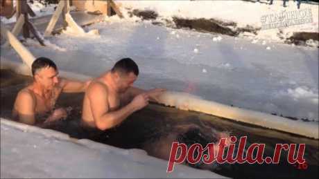 Раскрыта одна из тайн крещенской воды 
 
Ноу-хау, которое, видимо, потянет на Нобелевскую премию, нашел столичный ученый, доктор технических наук Владимир Цетлин. Заинтересовавшись свойствами воды в Крещение, он первый в мире решился подвергнуть анализу это феномен с исключительно научной точки зрения. В итоге профессор предложил разгадку глобальной тайны “взаимоотношений” человека с Солнцем и Землей. 
Все началось два года назад. Изучая свойства воды, которую употребляют на Международной косми
