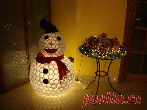Снеговик из пластиковых стаканчиков своими руками | Своими руками