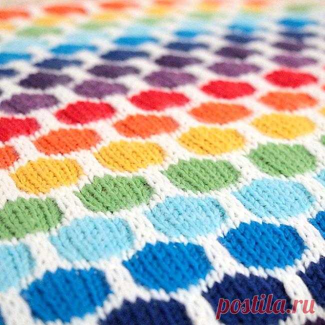 Детский радужный плед спицами, связанный узором 