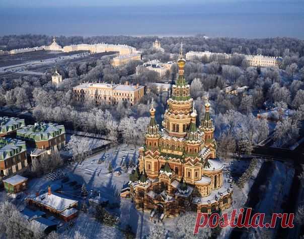 Собор Святых Петра и Павла -  православный храм в Петергофе. На заднем плане виден Финский залив в тумане. Собор был построен в формах русского зодчества XVI- XVII веков. Рассчитан на 800 человек. Внешне храм имеет пирамидальную форму и увенчан пятью шатровыми главами. Его высота составляет около 70 метров. / Удивительное искусство
