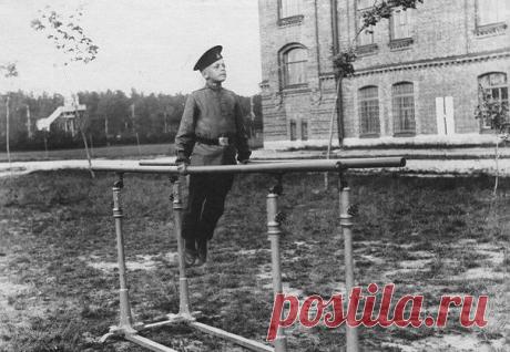 Воспитанникъ &quot;потѣшнаго&quot; 148 пѣхотнаго Каспійскаго полка исполняетъ упражненіе на параллельныхъ брусьяхъ. 1911 годъ. / Историческая справка