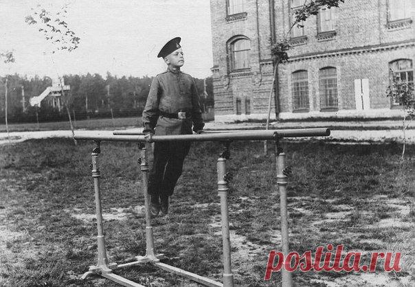 Воспитанникъ "потѣшнаго" 148 пѣхотнаго Каспійскаго полка исполняетъ упражненіе на параллельныхъ брусьяхъ. 1911 годъ. / Историческая справка