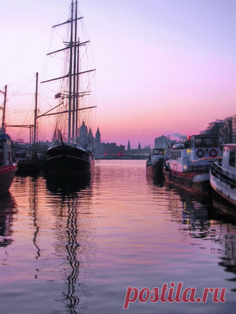 Early morning in Amsterdam by Dragan Djuric, via 500px | Mieke Löbker приколол(а) это к доске Zonsopgang-Sunrise