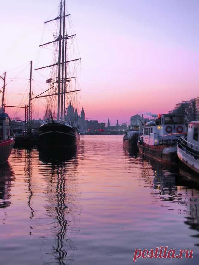 Early morning in Amsterdam by Dragan Djuric, via 500px | Mieke Löbker приколол(а) это к доске Zonsopgang-Sunrise