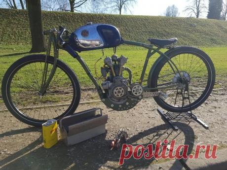 Мотоцикл для борд-трека Немного истории. В начале прошлого века в США с огромным успехом проходили гонки на мотоциклах - борд-трек (board track racing). Стадионы для этого вида гонок имели форму овала с сильным уклоном на поворотах, который позволял практически не снижать скорость. Покрытие стадиона - доски. Некоторые