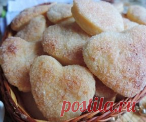 Творожное печенье «Слойка».
Невероятно вкусное, просто тающее во рту слоеное творожное печенье. Готовится очень легко и просто из минимального набора продуктов. Нравится всем без исключения!!!
Вам потребуется:
творог (мягкий) 350 г
маргарин (размягченный) 250 г
мука (просеять с разрыхлителем) 420-450 г
разрыхлитель 1 ч.л.
ванилин 1 г
сахар (для посыпки) 100 г
Как готовить:
1. Творог размять вилкой с ванилином и размягченным маргарином (по желанию можно заменить на сливочное масло).
2. Доба