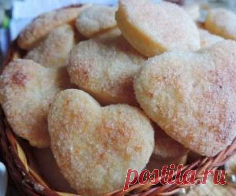 Творожное печенье «Слойка».
Невероятно вкусное, просто тающее во рту слоеное творожное печенье. Готовится очень легко и просто из минимального набора продуктов. Нравится всем без исключения!!!
Вам потребуется:
творог (мягкий) 350 г
маргарин (размягченный) 250 г
мука (просеять с разрыхлителем) 420-450 г
разрыхлитель 1 ч.л.
ванилин 1 г
сахар (для посыпки) 100 г
Как готовить:
1. Творог размять вилкой с ванилином и размягченным маргарином (по желанию можно заменить на сливочное масло).
2. Доба