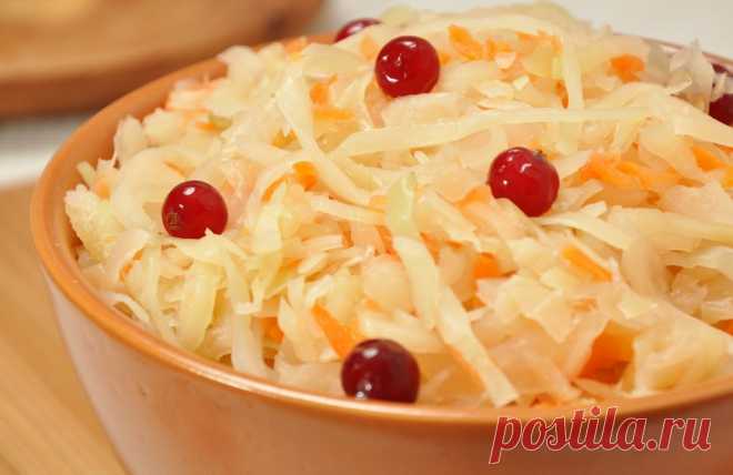 Вкусная, хрустящая квашеная капуста в любое время года Квашеная капуста - это вкусный и полезный гарнир. Содержащиеся в ней пробиотики улучшают пищеварение, снижают уровень сахара в крови, улучшают функцию печени, нормализуют усвоение питательных веществ.…
