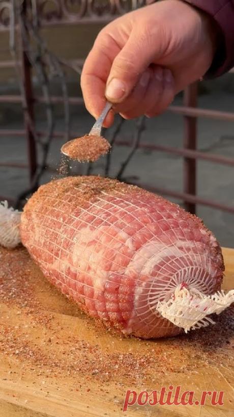 Ингредиенты: свиная шея 1.5 кг чёрный перец 2 ч.л. сухой чеснок 2 ч.л. паприка 1 ст.л. соль 1 ст.л. базилик 2 ч.л. молотый кориандр 2 ч.л.  Мясо помещаем в ф...