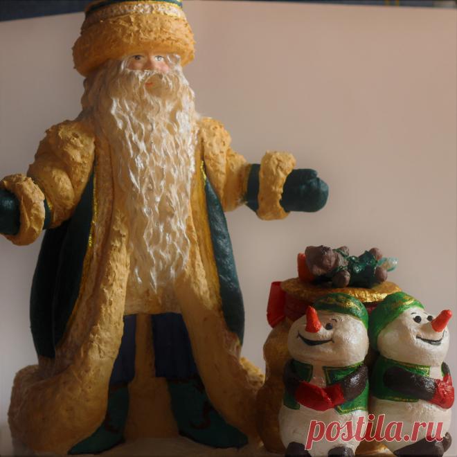 Колоритный  татарский  Кыш Бабай под вашу ёлочку.Переводится как «зимний дедушка».Кыш Бабай очень похож на русского Деда Мороза, но выглядит и одевается немного по-другому. Он ведь родился в Татарстане, а там любят зелёный цвет и носят тюбетейки вместо шапок.