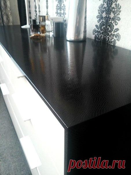 Обновляем старый комод с помощью винила под змеиную кожу