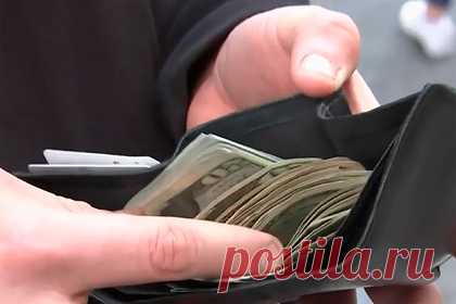 Потерянный кошелек с четырьмя тысячами долларов вернулся к владельцу. Приезжий из Гондураса спешил на работу в американском городе Нью-Йорк и потерял кошелек на Таймс-сквер. Он искал потерянную вещь, когда к нему подошли два полицейских и сообщили, что его кошелек нашел прохожий и передал им. Лежавшие в кошельке четыре тысячи долларов оказались нетронутыми.