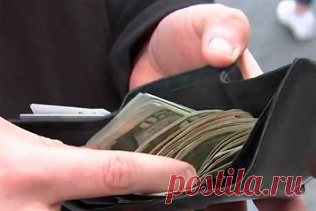 Потерянный кошелек с четырьмя тысячами долларов вернулся к владельцу. Приезжий из Гондураса спешил на работу в американском городе Нью-Йорк и потерял кошелек на Таймс-сквер. Он искал потерянную вещь, когда к нему подошли два полицейских и сообщили, что его кошелек нашел прохожий и передал им. Лежавшие в кошельке четыре тысячи долларов оказались нетронутыми.