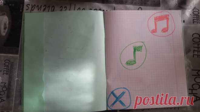 данный рисунок помогает в развитии голоса для детей с КИ!(кохлеарным имплантом)или слуховым аппаратом!так же подойдет для обычного ребенка .данный рисунок можно изменять под себя тут приведен немного в усложненной форме каждая нота одинакового размера но разного цвета вы можете сделать первую ноту большой этот значит ГРОМКО!вторая меньше это значит ТИХО и крестик означает ,что звука нет!