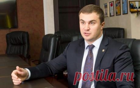 Правительство ДНР возглавил Виталий Хоценко. Что о нем известно?
Хоценко родился в Днепропетровске. Ему 36 лет.
Окончил МГУ, имеет дополнительное образование Сингапурского Института Маркетинга и Института Юриспруденции.
Потом учился в магистратуре РАНХиГС и аспирантуре МГУ.
Работать начал в 2008 году — начальником отдела анализа и прогнозирования "Ямал-Регион".
С 2010 года занимал ряд должностей в администрации ЯНАО, а в 2013 стал министром энергетики, промышленности и связи Ставр