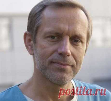 Врач Петерис Клява: 60-70% родителей — дебильны Много лет, день за днем он возвращает к жизни или провожает в последний путь детей. Чем-то внешне похожий на знаменитого доктора Хауса он, как и популярный телеперсонаж, бесконечно любит своих маленьких пациентов и беспощаден к человеческой тупости и реалиям нашего мира.