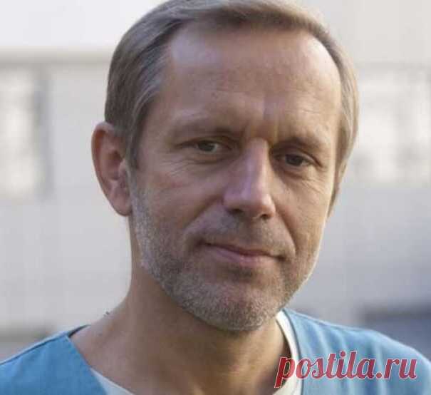 Врач Петерис Клява: 60-70% родителей — дебильны Много лет, день за днем он возвращает к жизни или провожает в последний путь детей. Чем-то внешне похожий на знаменитого доктора Хауса он, как и популярный телеперсонаж, бесконечно любит своих маленьких пациентов и беспощаден к человеческой тупости и реалиям нашего мира.
