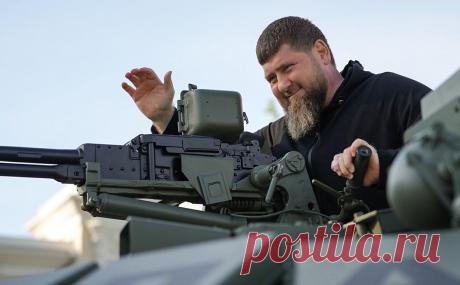 Кадыров приказал при беспорядках после предупреждения стрелять в лоб. Если в Чечне кто-то выйдет на «несанкционированные беспорядки» его сразу задержат или остановят оружием, заявил Рамзан Кадыров. Молодежи, которая решит участвовать в таких действиях, он предложил «советоваться со старейшинами»