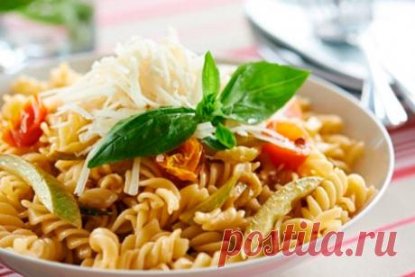Спиральки с кабачками, помидорами черри и базиликом &amp;#8212; Фактор Вкуса