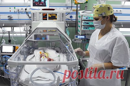 Магнитогорские врачи спасли новорожденного весом менее 700 граммов. Врачи из магнитогорского Центра охраны материнства и детства спасли новорожденного, который появился на свет на 24-й неделе беременности и весил менее 700 граммов. Младенец стал самым маленьким пациентом, который проходил лечение в акушерском стационаре в этом году, — всего за год там выхаживают более 300 детей.
