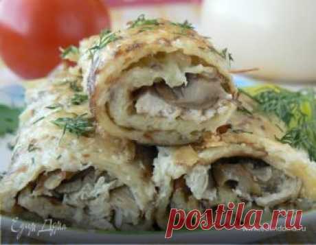 Картофельные рулетики с курицей и грибами. Ингредиенты: яйца куриные, мука, сметана Вы любите картошку с курицей и грибами!? Предлагаю немного реформировать рецепт и сделать картофельные рулетики. Рулетики получаются очень нежными и вкусными, а главное - сытными.