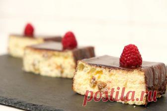 Львовский сырник Львовский сырник - всем сырникам сырник! Визитная карточка кофеен и кондитерских Львова. Пышный, нежный, с сочными изюминками - одним словом, настоящее объедение из творога. Чудесное сочетание цедры лимона, ванили, изюма и шоколадной глазури не оставит равнодушным никого!