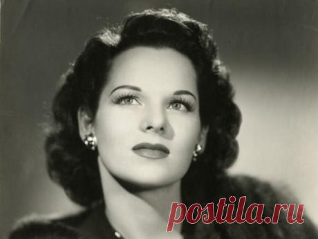 Королева гангстеров: как Вирджиния Хилл погубила знаменитого мафиози Багси Сигела | Чёрт побери 70 лет назад, 26 декабря 1946 г., в Лас-Вегасе открылся отель «Фламинго», названный владельцем Багси Сигелом в честь его любовницы – Вирджинии Хилл по прозвищу «Фламинго». Это было самое грандиозное по тем временам строительство – отель обошелся мафиози в 6 млн долларов. Первоначальная стоимость проекта выросла в 6 раз из-за того, что деньги уплывали на счета Вирджинии Хилл в шв...