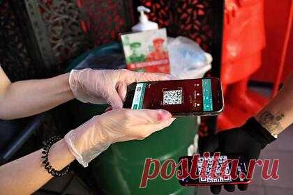 Еще в одном российском регионе введут QR-коды. В Самарской области с 11 октября посещать некоторые общественные места можно будет только предоставив QR-код с подтверждением вакцинации или перенесенного COVID-19. Соответствующее постановление подписал губернатор области Дмитрий Азаров. Администрации муниципалитетов будут принимать решение о дистанционном обучении.