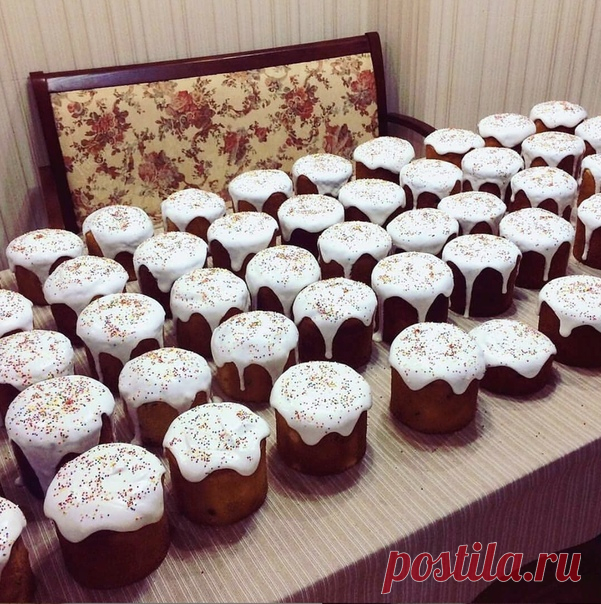 Рецепт  Пасхальный кулич 

Ставьте лайки и делайте репост, так я буду понимать, что вам нравятся посты которые я выкладываю 

И чтобы приготовить кулич на пасху :)

Нам понадобится

- 5 форм диаметром 12,5 см

 Опара:

- 390 мл молока
75 гр сахара
40 гр свежих дрожжей
чуть меньше чайной ложки соли
360 гр муки

 Тесто:
- 150 гр сметаны
- 300 гр сахара
- 150 гр сливочного масла
- 7 шт яиц С0
- 360 гр муки
- 60 гр алкоголя (водка, коньяк…)
- 80 гр подсолнечного масла
- 5 гр в...