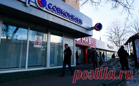 Как введение санкций против крупных банков отразится на их клиентах. Основные ограничения затронут клиентов банков, попавших под блокирующие санкции США. Они связаны с переводом валюты и использованием карт за рубежом. РБК объясняет, что именно изменится в стандартных операциях